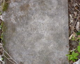 Kamienna tablica z widocznymi napisami 