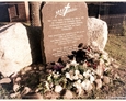 Zagórzyca - granitowy pomnik ku czci pochowanych na dawnym cmentarzu mieszkańców wsi w latach 1485-1948