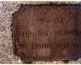 Charbrowo - żeliwna tabliczka pamiątkowa przytwierdzona do kamienia