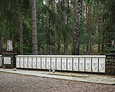 Szereg grobów z nawiskami pomordowanych Polaków