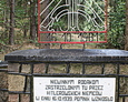 Obelisk z tablicą ku czci pomordowanych