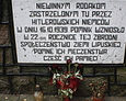 Napis poświęcony pamięci pomordowanych Polaków
