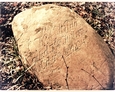 Kamień nagrobny z inskrypcją pamiątkową na cmentarzu w Dziechlinie
