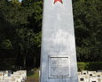 Obelisk w formie cokołu z czerwoną gwiazdą poświęcony radzieckim żołnierzom z tablicą pamiątkową