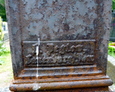 Widoczna inskrypcja Herberta Peglowa na żeliwnym krzyżu