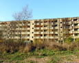 Opuszczone i zrujnowane bloki mieszkalne w Kłominie