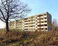 Opuszczone i zrujnowane bloki mieszkalne w Kłominie