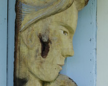 "Cisza" -2015-2023 r, (ukończona), drewno lipowe, rozmiary: 40 x 83 x 6 cm (z orlimi piórami ok.100 cm), dzieło sprzedane.