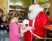 Święty Mikołaj obdarował dzieci prezentami