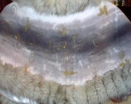 Etola: tkanina wełniana, obszycie z naturalnych skór (lis polarny), ręcznie malowane ornamenty secesyjne
