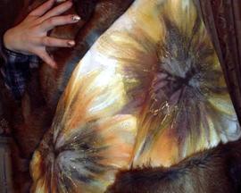 Etola: tkanina wełniana, obszycie z naturalnych skór (dzika norka), ręcznie malowane ornamenty kwiatowe, cena: 350 PLN