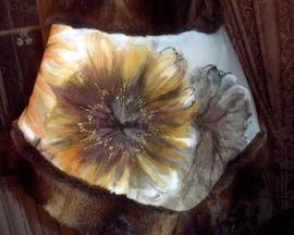 Etola: tkanina wełniana, obszycie z naturalnych skór (dzika norka), ręcznie malowane ornamenty kwiatowe, cena: 350 PLN