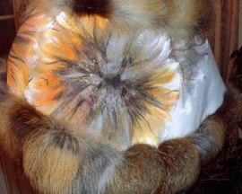 Etola: tkanina wełniana, obszycie z naturalnych skór (rudy lis), ręcznie malowane ornamenty kwiatowe, cena: 420 PLN