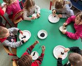 W naszej sali już zawitała Wiosna . Dzieci dowiedziały się jakie prace wykonuje się na polu i w ogrodzie oraz zasadziły owies i inne nasiona.  Teraz czekamy z niecierpliwością na efekt naszej pracy. 