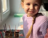 W naszej sali już zawitała Wiosna . Dzieci dowiedziały się jakie prace wykonuje się na polu i w ogrodzie oraz zasadziły owies i inne nasiona.  Teraz czekamy z niecierpliwością na efekt naszej pracy. 