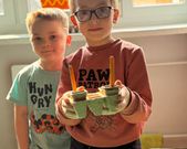 W naszej sali już zawitała Wiosna . Dzieci dowiedziały się jakie prace wykonuje się na polu i w ogrodzie oraz zasadziły owies i inne nasiona.  Teraz czekamy z niecierpliwością na efekt naszej pracy. 