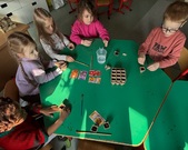 W naszej sali już zawitała Wiosna . Dzieci dowiedziały się jakie prace wykonuje się na polu i w ogrodzie oraz zasadziły owies i inne nasiona.  Teraz czekamy z niecierpliwością na efekt naszej pracy. 