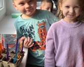 W naszej sali już zawitała Wiosna . Dzieci dowiedziały się jakie prace wykonuje się na polu i w ogrodzie oraz zasadziły owies i inne nasiona.  Teraz czekamy z niecierpliwością na efekt naszej pracy. 