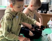 W naszej sali już zawitała Wiosna . Dzieci dowiedziały się jakie prace wykonuje się na polu i w ogrodzie oraz zasadziły owies i inne nasiona.  Teraz czekamy z niecierpliwością na efekt naszej pracy. 