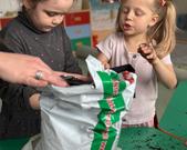 W naszej sali już zawitała Wiosna . Dzieci dowiedziały się jakie prace wykonuje się na polu i w ogrodzie oraz zasadziły owies i inne nasiona.  Teraz czekamy z niecierpliwością na efekt naszej pracy. 