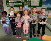 W naszej sali już zawitała Wiosna . Dzieci dowiedziały się jakie prace wykonuje się na polu i w ogrodzie oraz zasadziły owies i inne nasiona.  Teraz czekamy z niecierpliwością na efekt naszej pracy. 