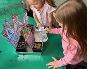 W naszej sali już zawitała Wiosna . Dzieci dowiedziały się jakie prace wykonuje się na polu i w ogrodzie oraz zasadziły owies i inne nasiona.  Teraz czekamy z niecierpliwością na efekt naszej pracy. 