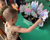 W naszej sali już zawitała Wiosna . Dzieci dowiedziały się jakie prace wykonuje się na polu i w ogrodzie oraz zasadziły owies i inne nasiona.  Teraz czekamy z niecierpliwością na efekt naszej pracy. 