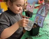 W naszej sali już zawitała Wiosna . Dzieci dowiedziały się jakie prace wykonuje się na polu i w ogrodzie oraz zasadziły owies i inne nasiona.  Teraz czekamy z niecierpliwością na efekt naszej pracy. 