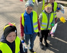 Oddział Przedszkolny brał udział w kolorowym i radosnym korowodzie z okazji pierwszego dnia Wiosny.