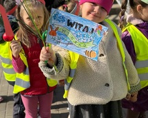 Oddział Przedszkolny brał udział w kolorowym i radosnym korowodzie z okazji pierwszego dnia Wiosny.