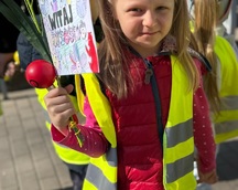 Oddział Przedszkolny brał udział w kolorowym i radosnym korowodzie z okazji pierwszego dnia Wiosny.