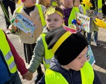 Oddział Przedszkolny brał udział w kolorowym i radosnym korowodzie z okazji pierwszego dnia Wiosny.