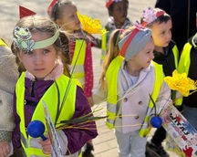 Oddział Przedszkolny brał udział w kolorowym i radosnym korowodzie z okazji pierwszego dnia Wiosny.