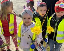 Oddział Przedszkolny brał udział w kolorowym i radosnym korowodzie z okazji pierwszego dnia Wiosny.