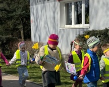 Oddział Przedszkolny brał udział w kolorowym i radosnym korowodzie z okazji pierwszego dnia Wiosny.