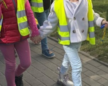 Oddział Przedszkolny brał udział w kolorowym i radosnym korowodzie z okazji pierwszego dnia Wiosny.