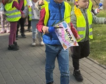 Oddział Przedszkolny brał udział w kolorowym i radosnym korowodzie z okazji pierwszego dnia Wiosny.