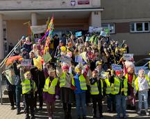 Oddział Przedszkolny brał udział w kolorowym i radosnym korowodzie z okazji pierwszego dnia Wiosny.