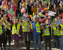 Oddział Przedszkolny brał udział w kolorowym i radosnym korowodzie z okazji pierwszego dnia Wiosny.