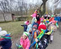 Przedszkolaki witają pierwszy dzień Wiosny podczas parady w kolorowych wiankach z krepy. Towarzyszyła nam własnoręcznie wykonana Marzanna.
