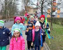 Przedszkolaki witają pierwszy dzień Wiosny podczas parady w kolorowych wiankach z krepy. Towarzyszyła nam własnoręcznie wykonana Marzanna.