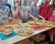 Dzieci biorą udział w akcji Śniadanie Daje Moc