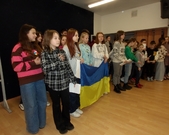 "Drzewo pokoju" - uczniowie SP80 śpiewają hymn dla pokoju w rocznicę wybuchu wojny w Ukrainie.