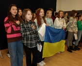 "Drzewo pokoju" - uczniowie SP80 śpiewają hymn dla pokoju w rocznicę wybuchu wojny w Ukrainie.