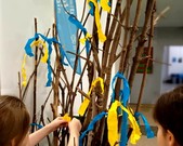 "Drzewo pokoju" - przygotowane przez uczniów SP80 w holu szkoły.