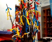"Drzewo pokoju" - przygotowane przez uczniów SP80 w holu szkoły.