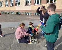 Dzieci podczas zajęć modelarskich - przygotowania do startu rakiety