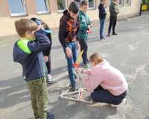 Dzieci podczas zajęć modelarskich - przygotowania do startu rakiety
