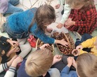 Dzieci wykonały sensoryczne drzewo przy użyciu różnych materiałów m.in. kasztanów,  patyków,  liści, żołędzi,  ryżu,  makaronu.
