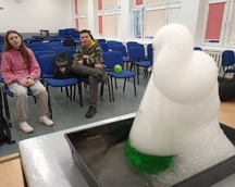 ,,Pokazy z suchym lodem" - uczniowi obserwują, jak suchy lód sublimuje, jak reaguje na płyn do baniek mydlanych i płyn do naczyń.